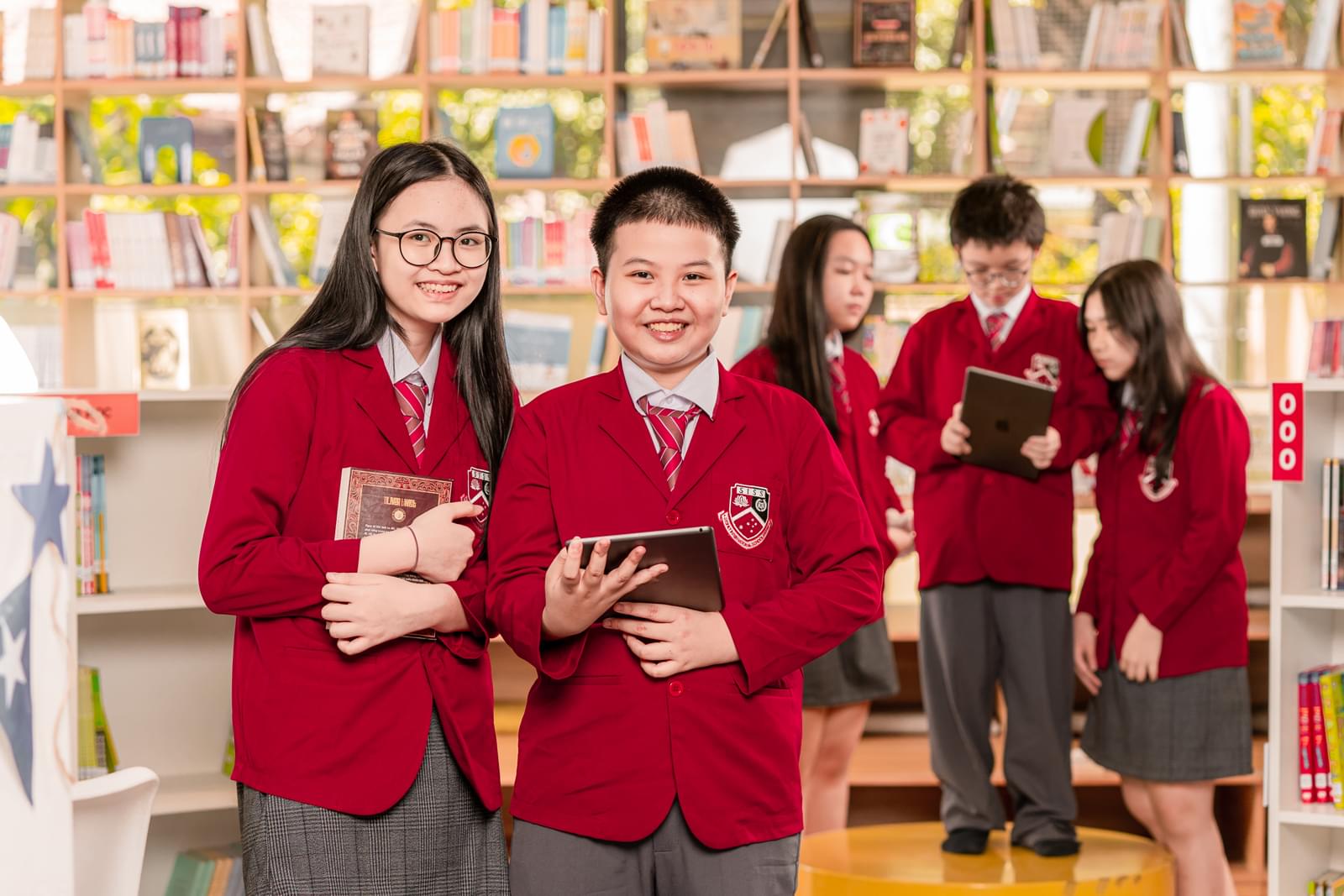 Học sinh tại thư viện Trường Tiểu học và THCS Sydney (SISS)