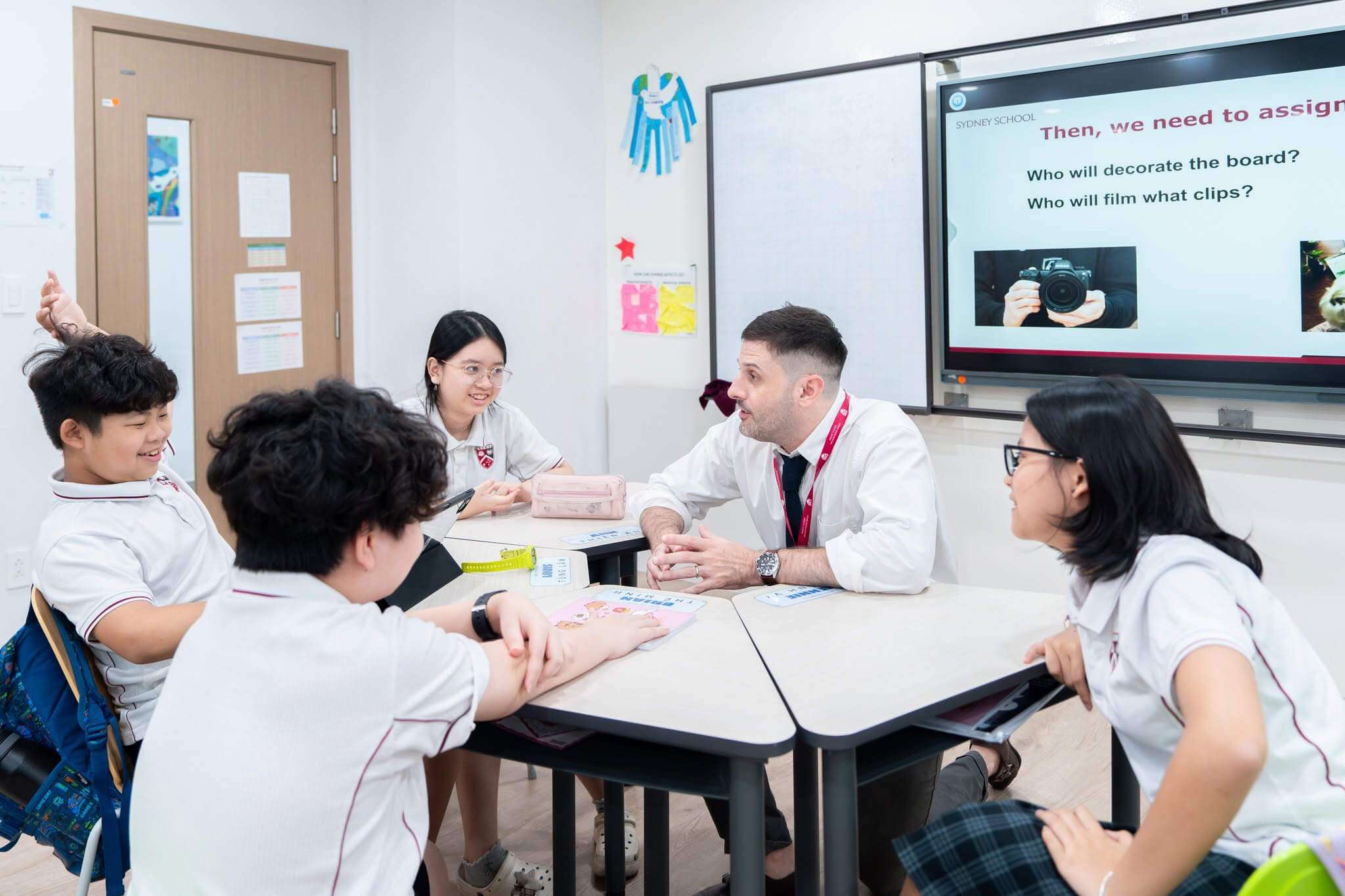 Trò chuyện và đồng hành cũng trẻ là cách để giúp trẻ không bị áp lực trong học tập