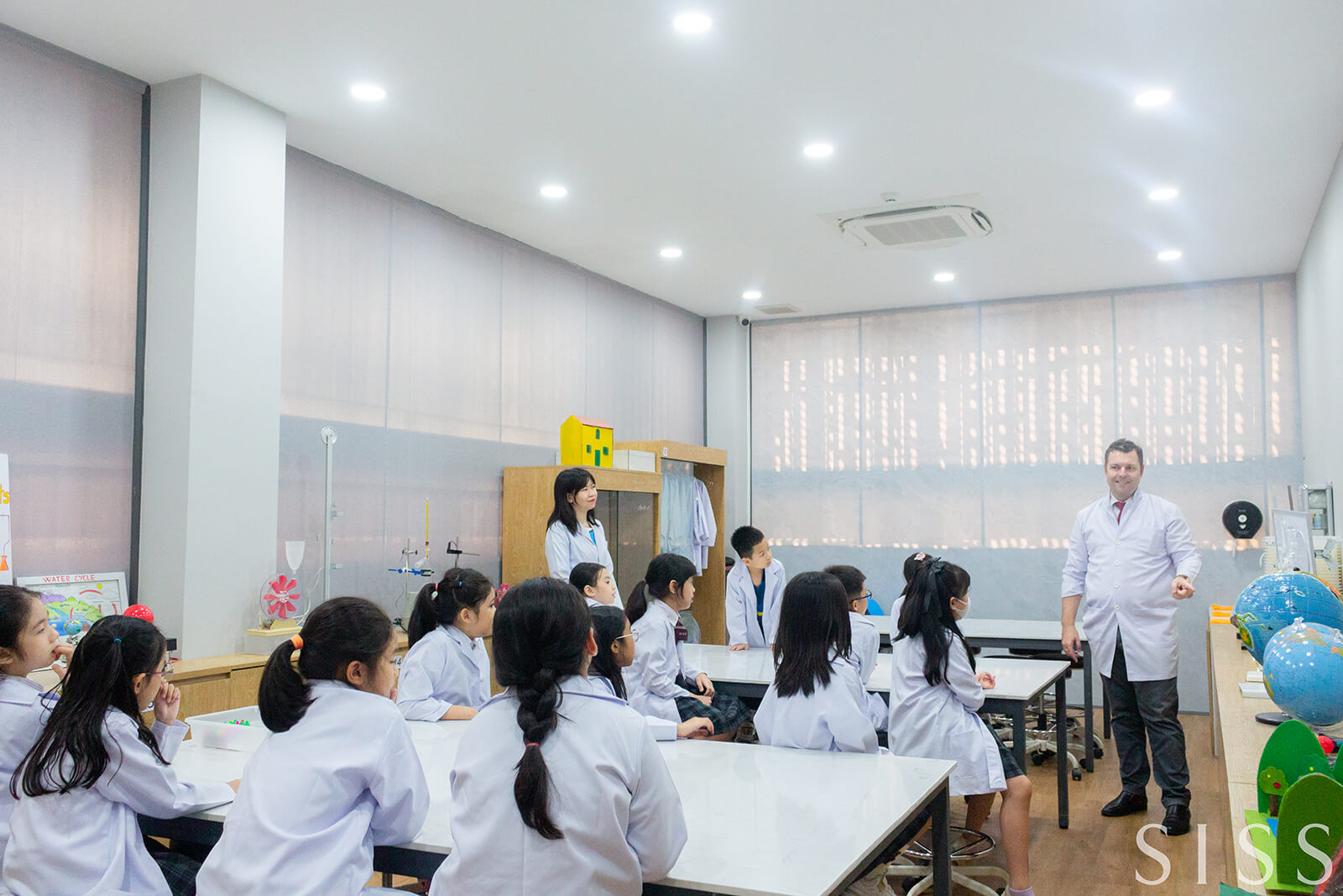 Học sinh Hệ Song ngữ Tích hợp tại Trường Tiểu học và THCS Sydney sẽ học môn Toán, Tiếng Anh, Khoa học theo chương trình của Bang New South Wales.