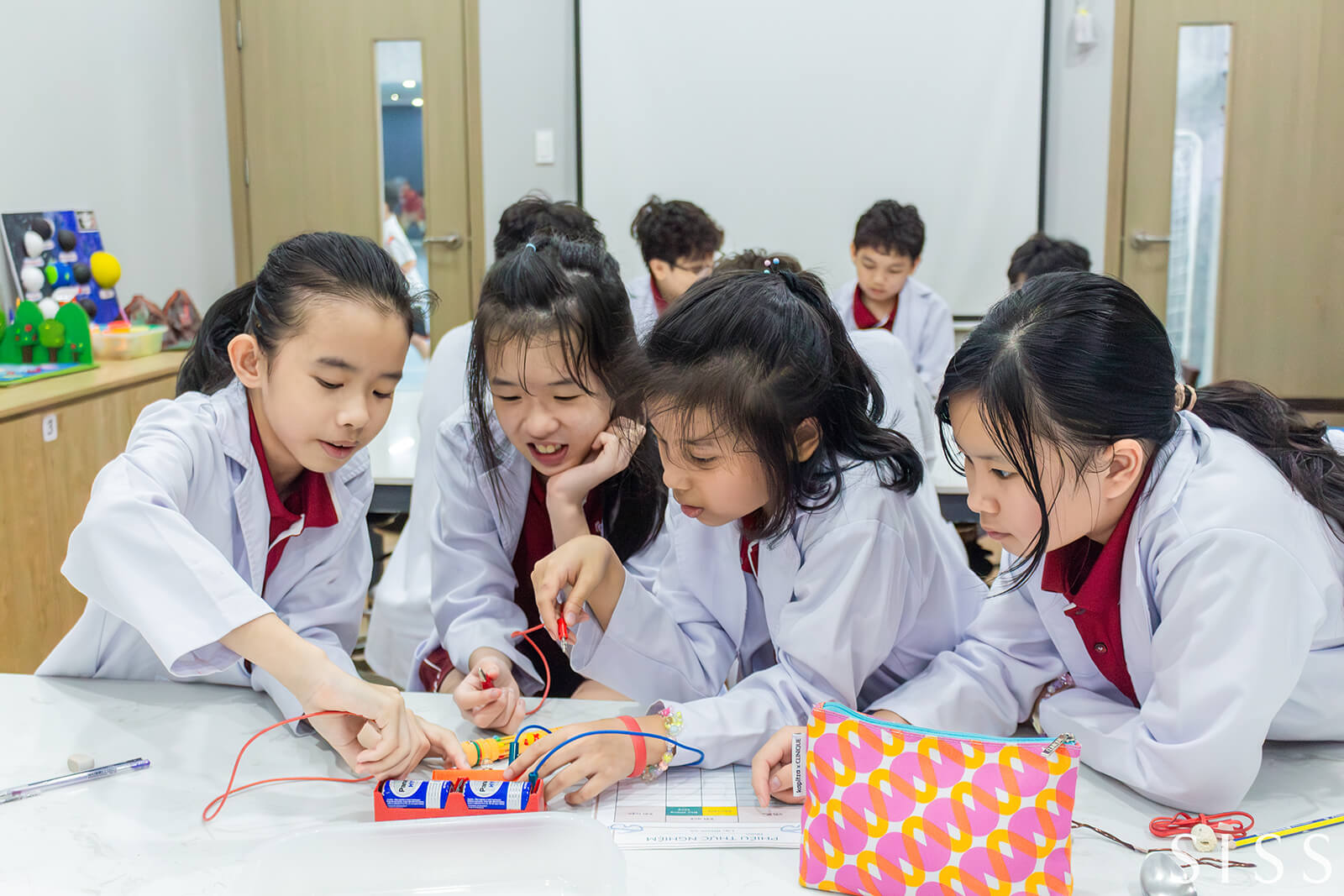 Học sinh SISS trong một tiết học thực hành dự án lắp mạch điện