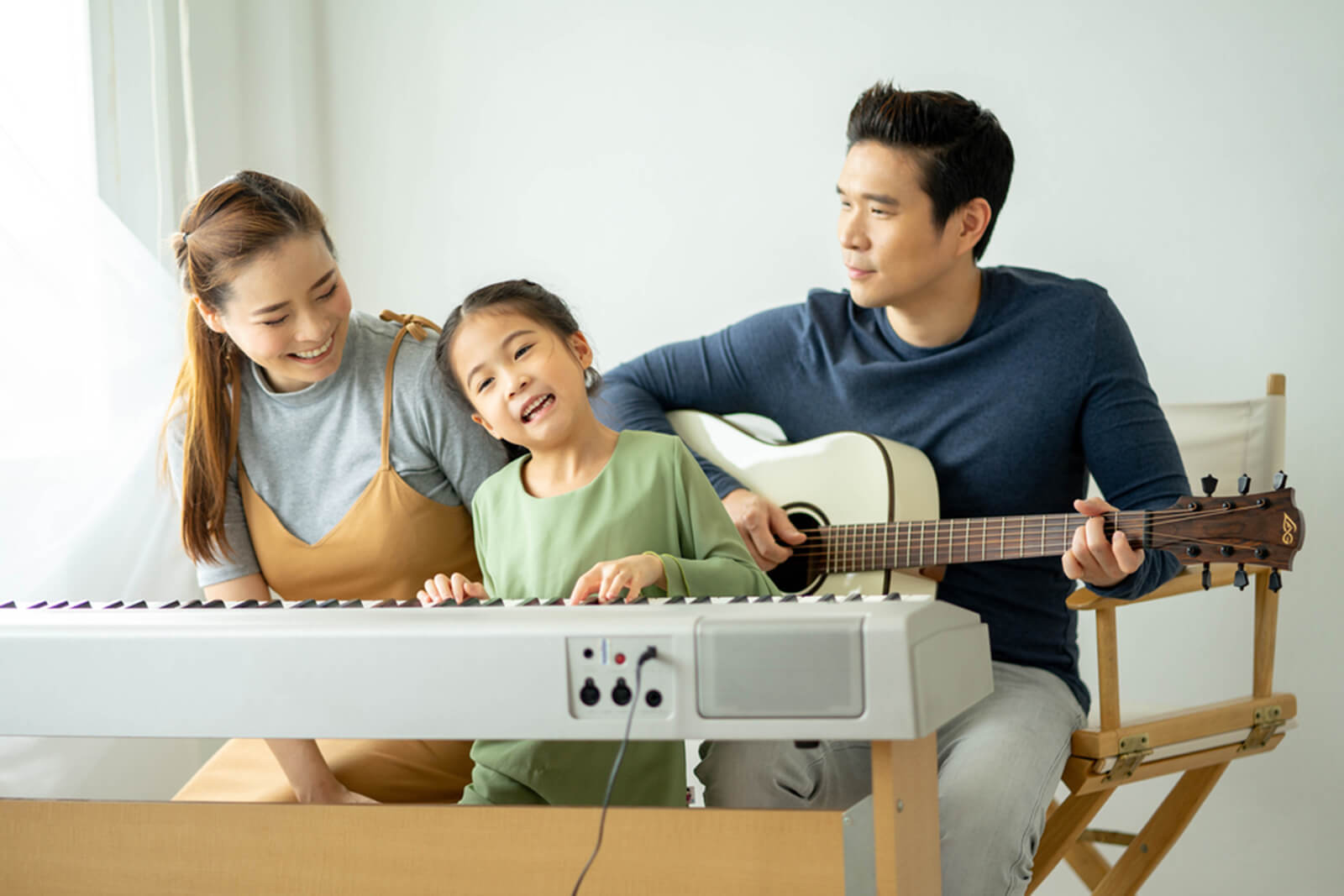 Học nhạc cụ là 1 trong những cách phát triển trí thông minh âm nhạc cho trẻ