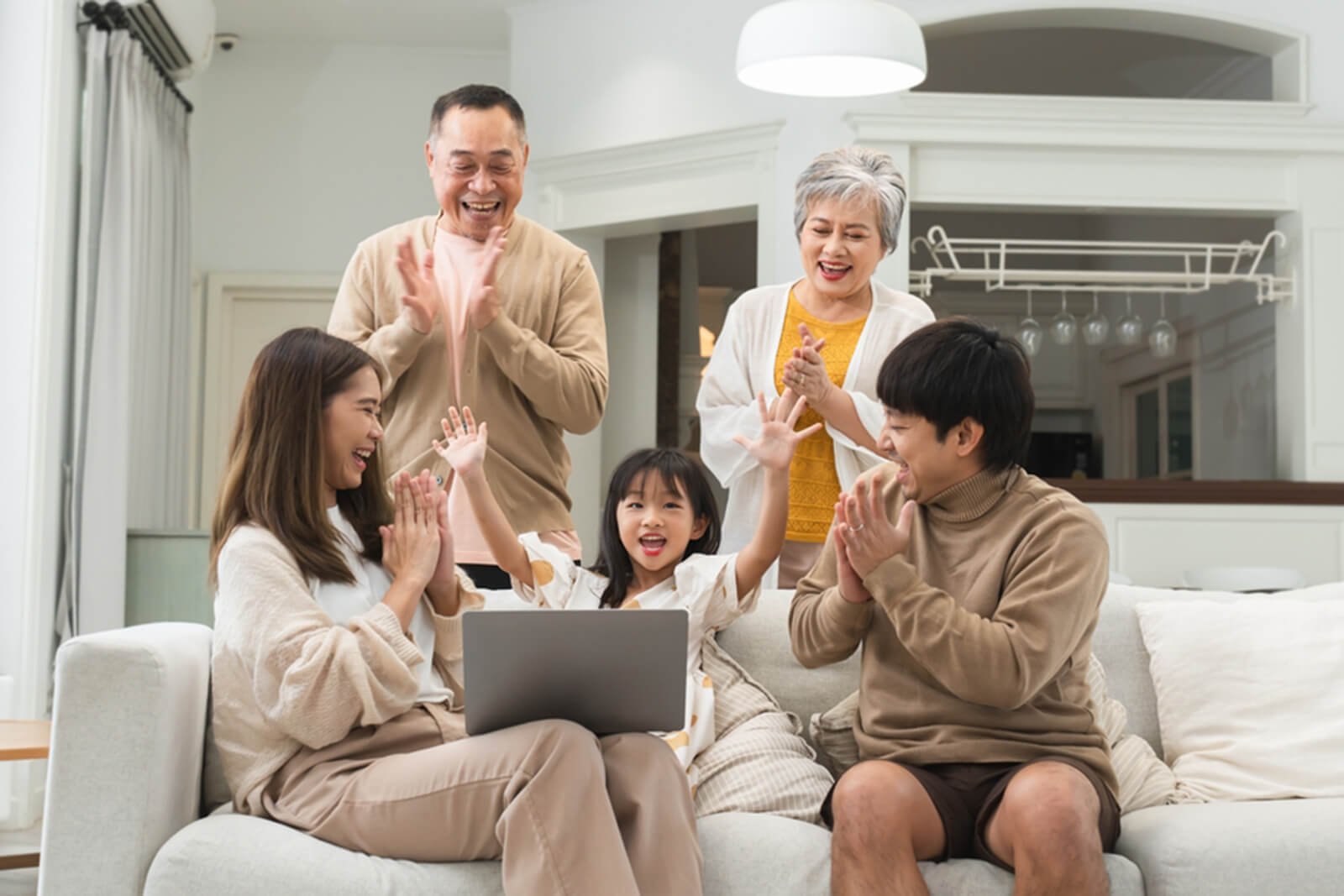 Gia đình đóng vai trò quan trọng trong việc phát triển EQ cho trẻ