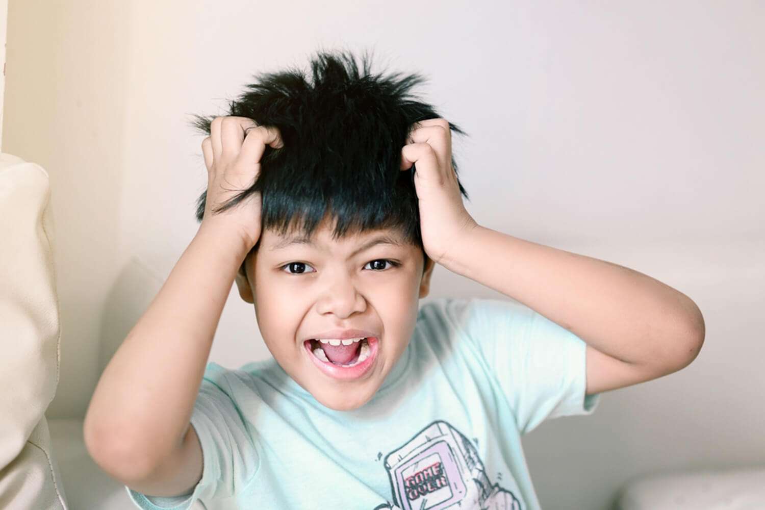 Tự làm đau bản thân, nhắc đến cái chết hoặc có hành vi không an toàn là các dấu hiệu nguy hiểm, cần có sự can thiệp từ chuyên gia.