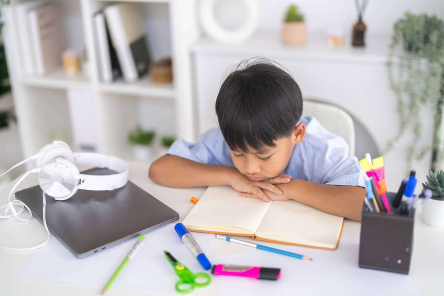 Buồn bã, lo âu hoặc cáu gắt kéo dài là các biểu hiện của sức khỏe tinh thần không tốt.