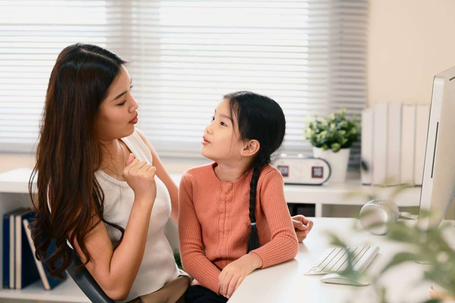 Hãy luôn trò chuyện cùng con để cải thiện sức khỏe tinh thần ở trẻ.
