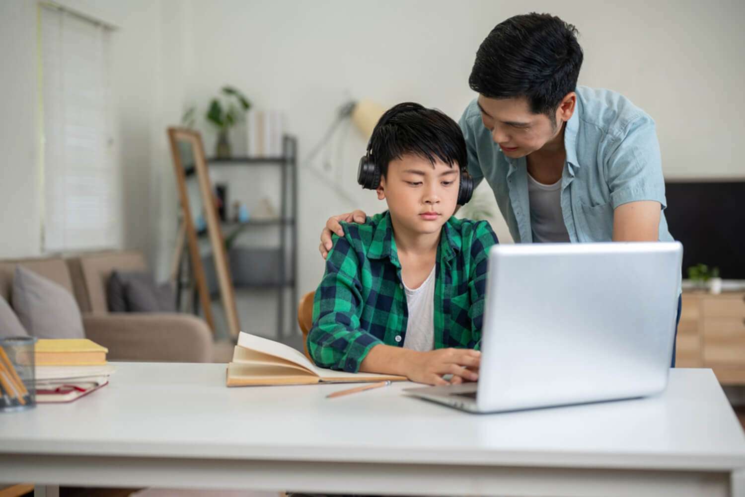 Khi bị áp lực trong học tập, trẻ thường sẽ thu mình lại